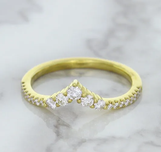 0.38ctw Diamond Pointed Band in 18K Yellow Gold