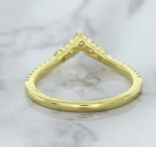 0.38ctw Diamond Pointed Band in 18K Yellow Gold