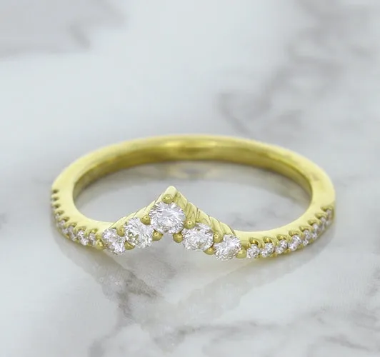 0.38ctw Diamond Pointed Band in 18K Yellow Gold