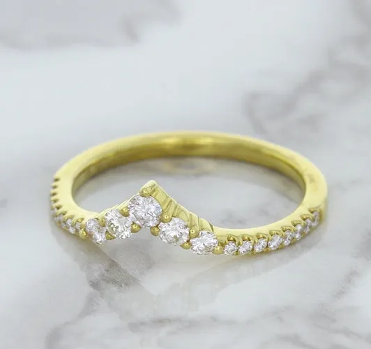 0.38ctw Diamond Pointed Band in 18K Yellow Gold
