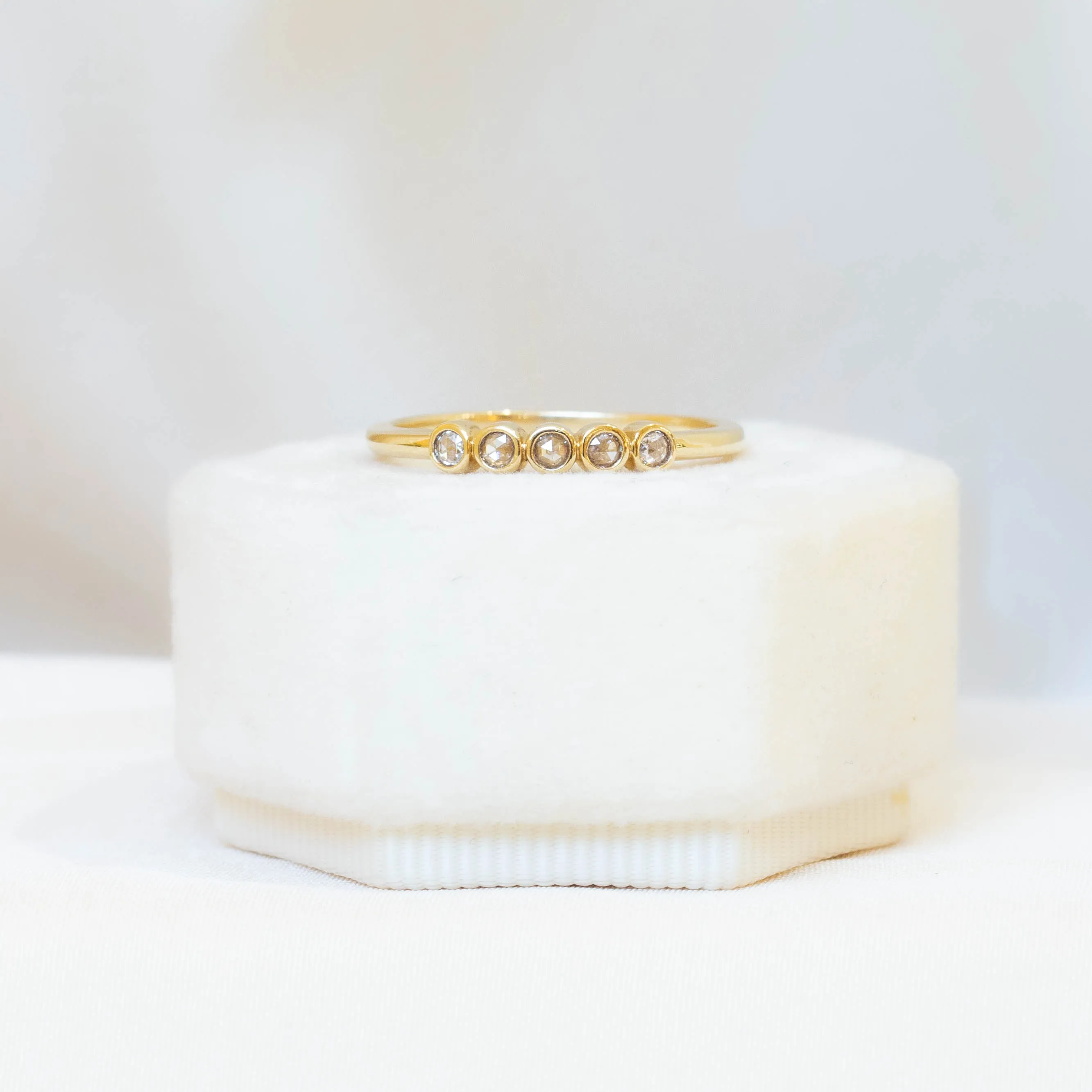 14ky .20ctw 5-Stone Round Bezel Band
