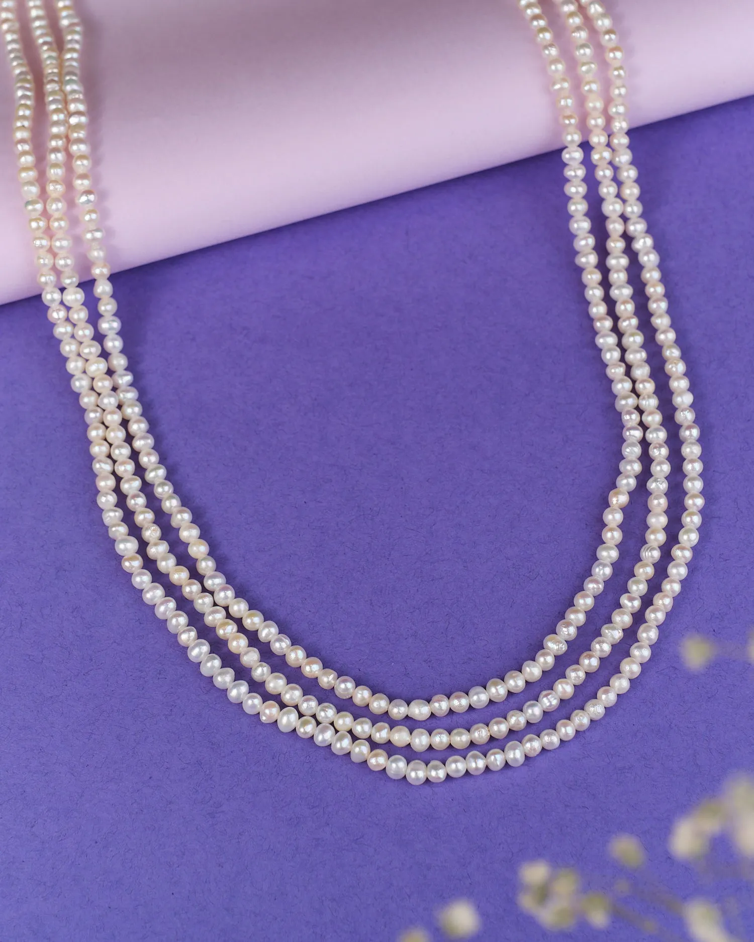 A Glistening White Peony Pearl Necklace