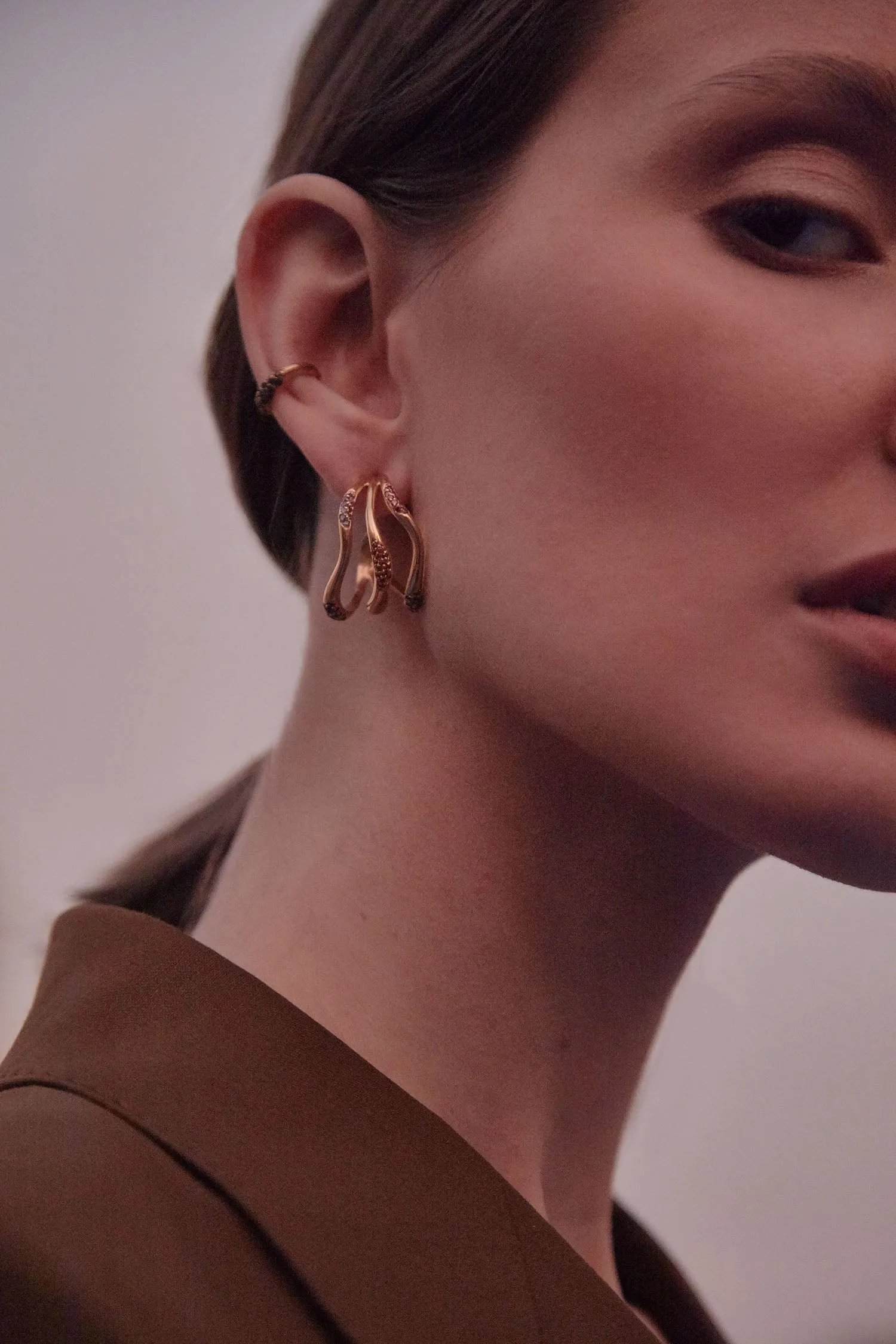 FEMININE WAVES HOOP EARRINGS