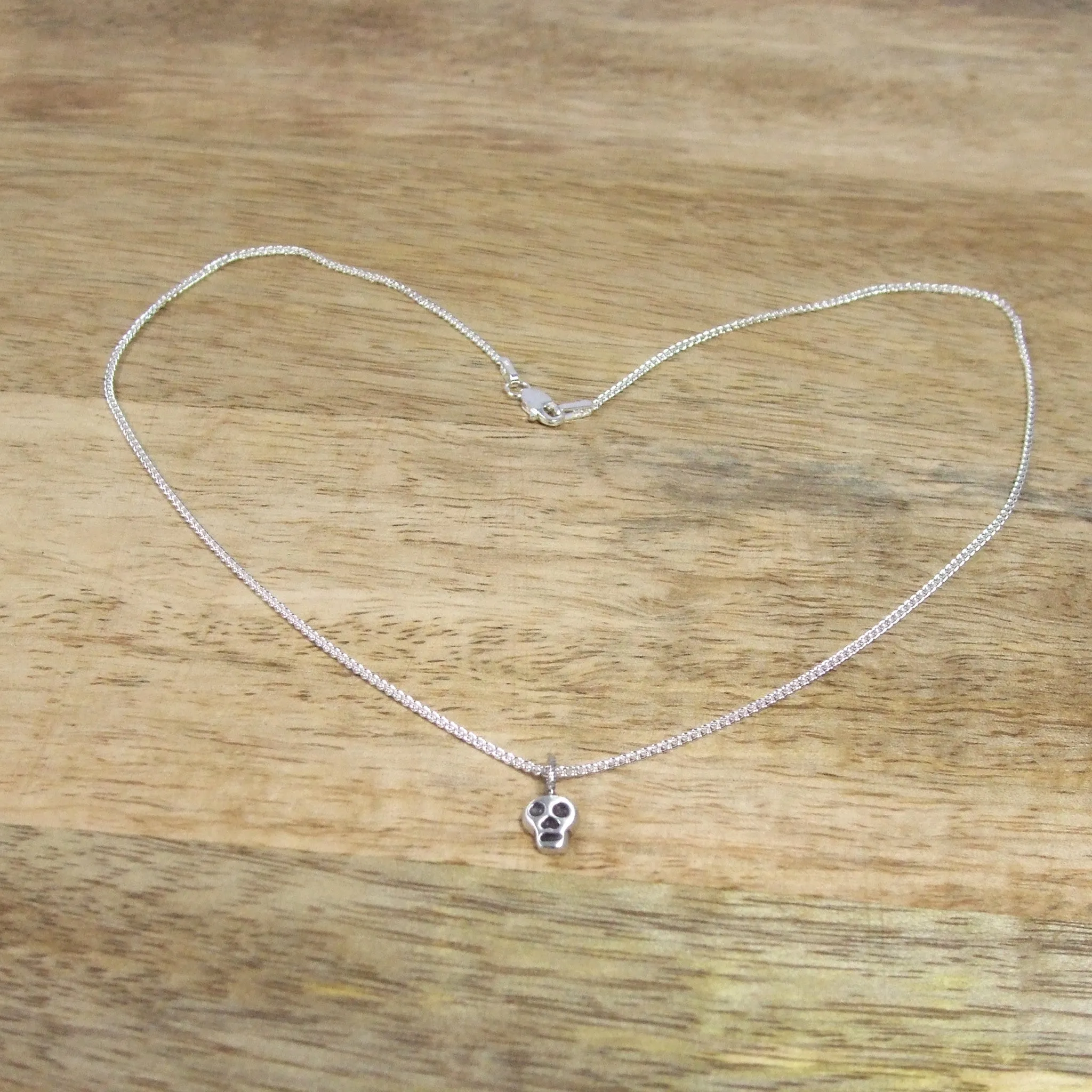 Pequeño Skull Pendant