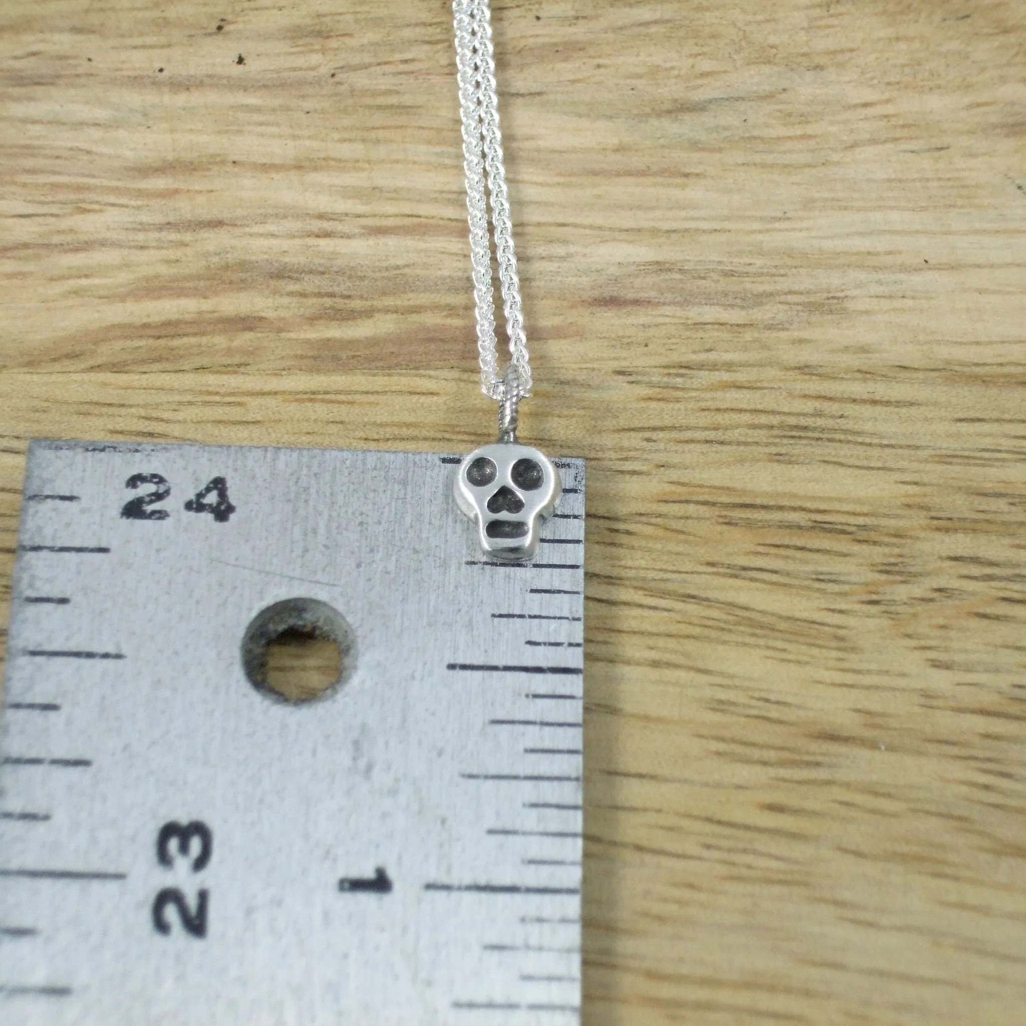 Pequeño Skull Pendant